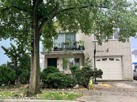 Photo of 344 Cromwell Avenue, Staten Island, NY 10305 (MLS # 1165236)