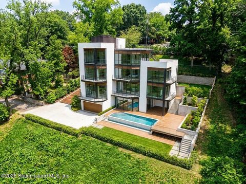 Photo of 301 Howard Avenue, Staten Island, NY 10301 (MLS # 2603057)