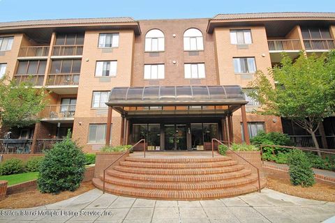 Photo of 120 Wellington Court #4d, Staten Island, NY 10314 (MLS # 1157780)