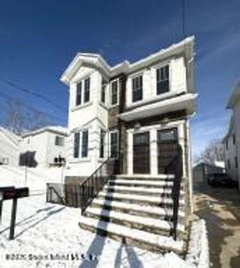 Photo of 581 West Caswell Avenue, Staten Island, NY 10314 (MLS # 2601420)