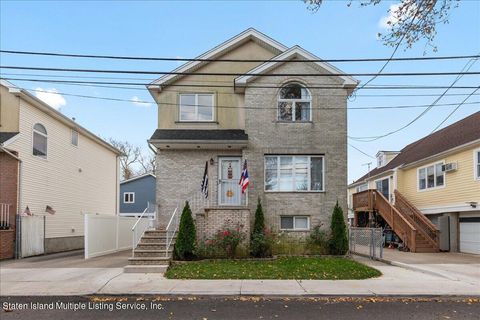 Photo of 40 Center Place, Staten Island, NY 10306 (MLS # 2401287)