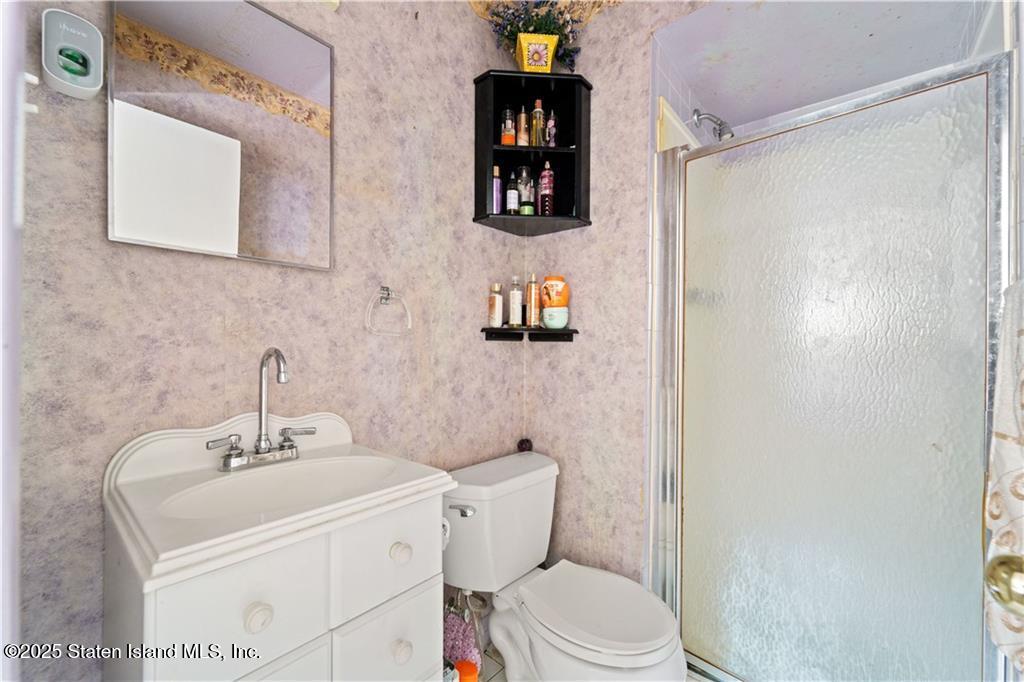 57 Middle Loop Road, Staten Island, New York image 24