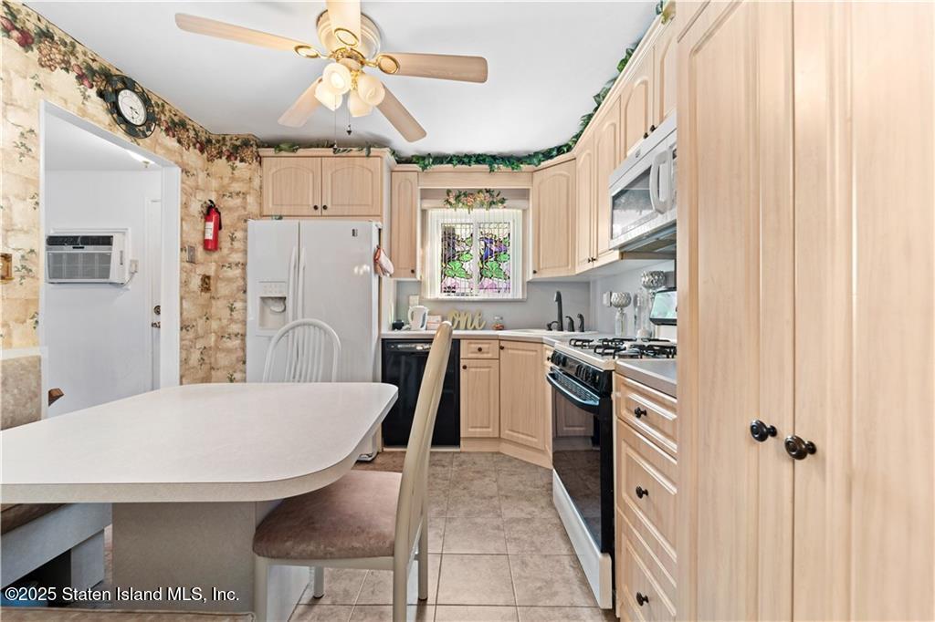 57 Middle Loop Road, Staten Island, New York image 20