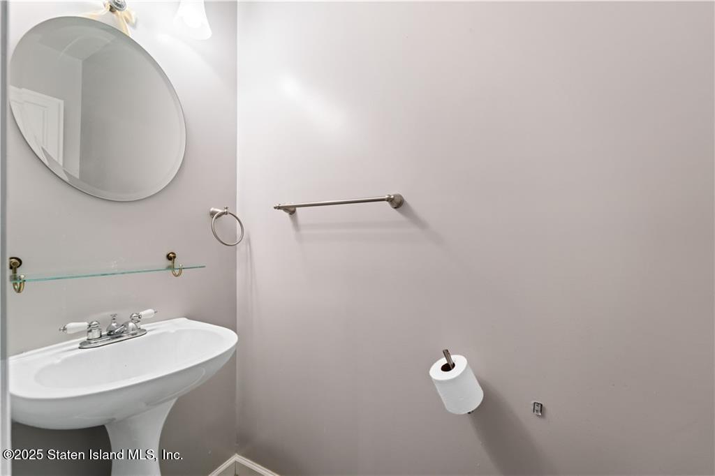 57 Middle Loop Road, Staten Island, New York image 12
