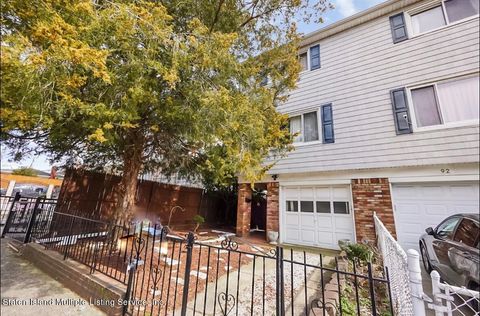 Photo of 90 Park Hill Avenue, Staten Island, NY 10304 (MLS # 1160844)