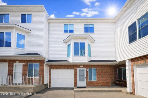 Photo of 32 Amanda Court, Staten Island, NY 10312 (MLS # 2601249)