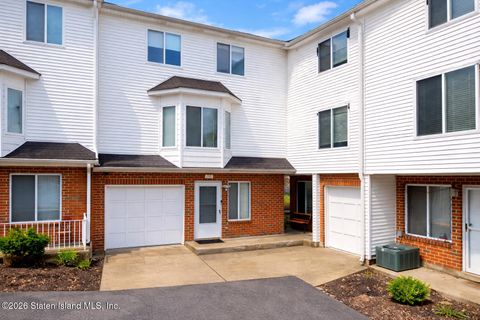Photo of 32 Amanda Court, Staten Island, NY 10312 (MLS # 2601249)
