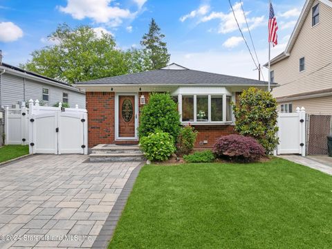 Photo of 213 Currie Avenue, Staten Island, NY 10306 (MLS # 2403256)