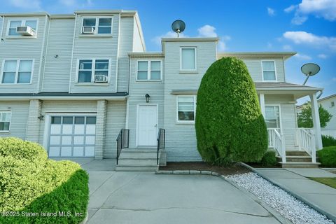Photo of 34 Lorraine Loop, Staten Island, NY 10309 (MLS # 2505989)