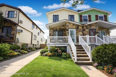 Photo of 200 Travis Avenue, Staten Island, NY 10314 (MLS # 2600616)