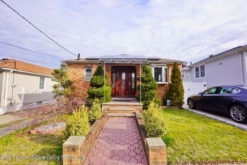 Photo of 55 Wenlock Street, Staten Island, NY 10303 (MLS # 1160807)