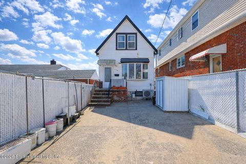 Photo of 266 Kensington Avenue, Staten Island, NY 10305 (MLS # 2601995)