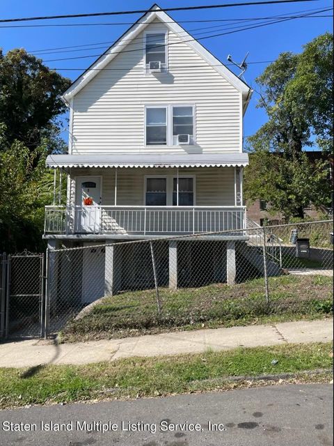 Photo of 8 Gordon Street, Staten Island, NY 10304 (MLS # 1158249)