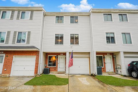 Photo of 83 Ilyssa Way, Staten Island, NY 10312 (MLS # 2501621)