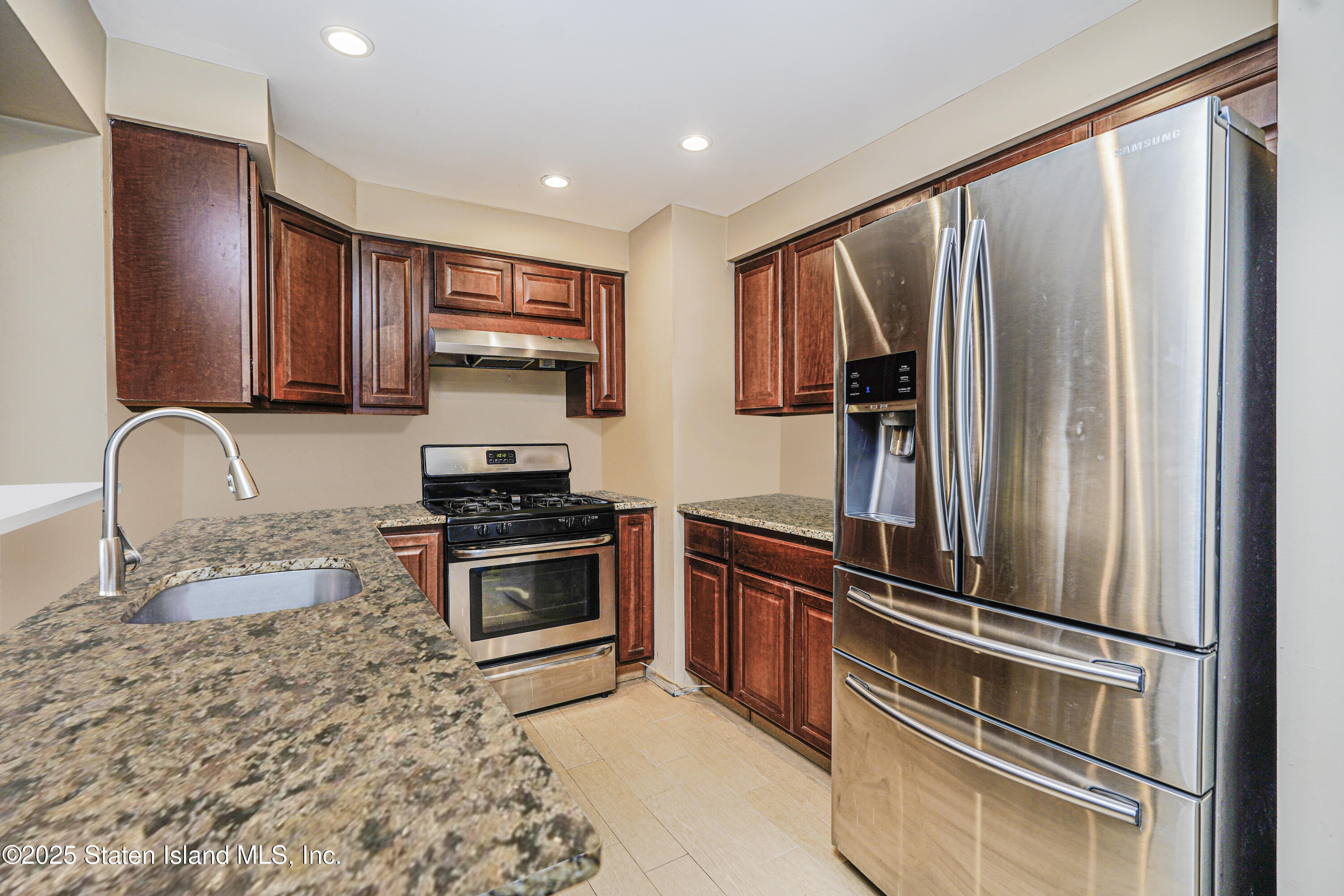 83 Ilyssa Way, Staten Island, New York image 6