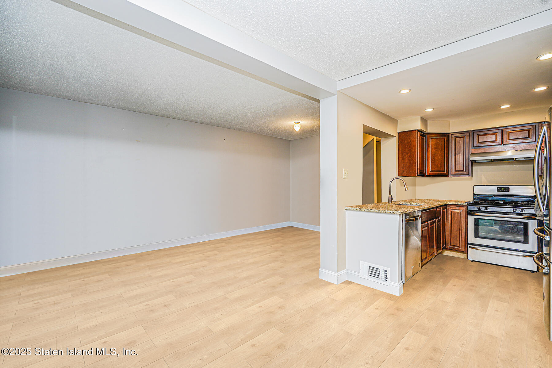 83 Ilyssa Way, Staten Island, New York image 10
