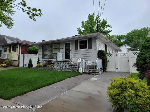 Photo of 188 Geldner Avenue, Staten Island, NY 10306 (MLS # 2602899)