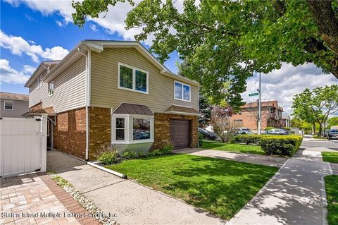 Photo of 672 Travis Avenue, Staten Island, NY 10314 (MLS # 1161908)