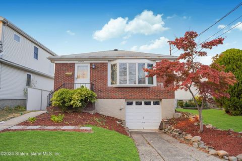 Photo of 171 Wolverine Street, Staten Island, NY 10306 (MLS # 2406139)