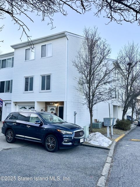 Photo of 366 Aspen Knolls Way Way, Staten Island, NY 10312 (MLS # 2500885)