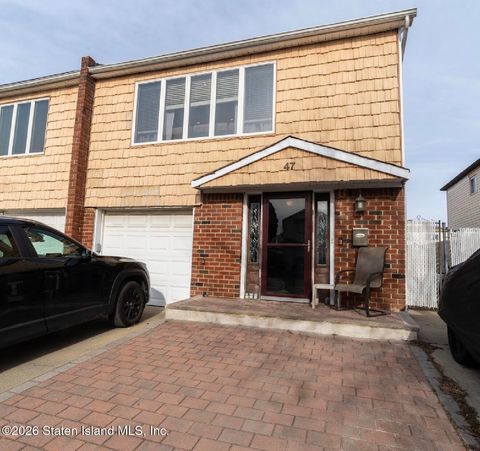 Photo of 47 E Figurea Avenue, Staten Island, NY 10308 (MLS # 2600687)