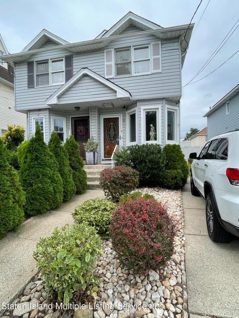 Photo of 22 Derby Court, Staten Island, NY 10302 (MLS # 1157017)