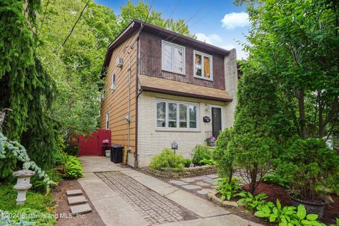 Photo of 123 Highland Road, Staten Island, NY 10308 (MLS # 2404916)