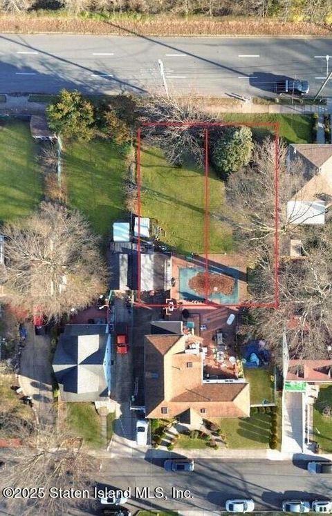 Photo of 1050 Drumgoole Rd W, Staten Island, NY 10312 (MLS # 2503421)