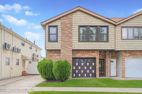 Photo of 98 Logan Avenue, Staten Island, NY 10301 (MLS # 2505670)
