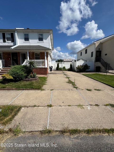 Photo of 35 Dierauf Street, Staten Island, NY 10312 (MLS # 2504338)