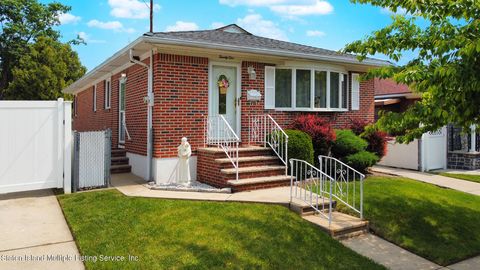 Photo of 21 Clarence Place, Staten Island, NY 10306 (MLS # 1162153)