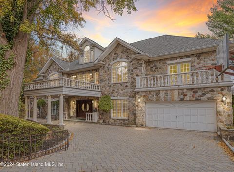 Photo of 60 Romer Road, Staten Island, NY 10304 (MLS # 2406583)