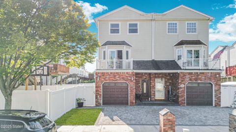 Photo of 168 Cotter Avenue, Staten Island, NY 10306 (MLS # 2505046)