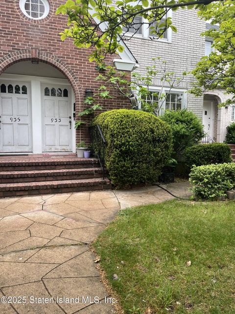 Photo of 935 Castleton Avenue, Staten Island, NY 10310 (MLS # 2502658)