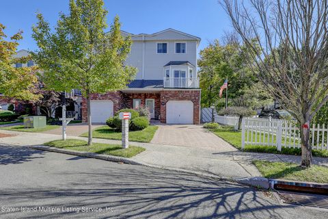 Photo of 81 Dina Court, Staten Island, NY 10306 (MLS # 1164889)
