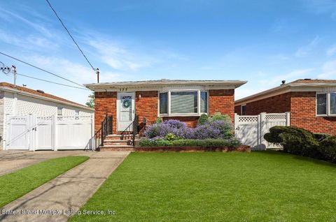 Photo of 177 Retford Avenue, Staten Island, NY 10312 (MLS # 2401085)
