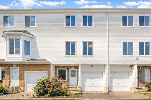 Photo of 28 Jamie Lane, Staten Island, NY 10312 (MLS # 2601289)