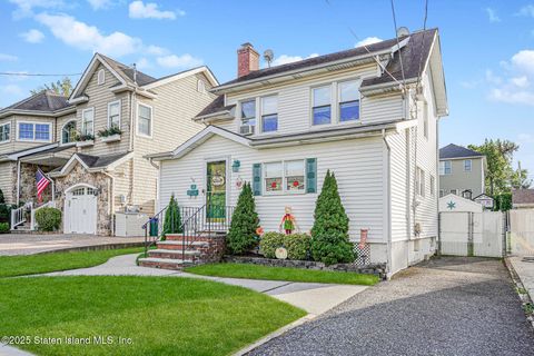 Photo of 92 Ramblewood Avenue Ave, Staten Island, NY 10308 (MLS # 2505815)