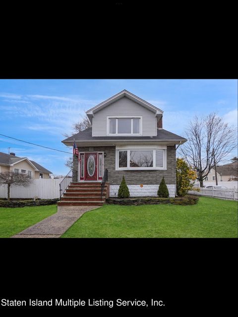 Photo of 110 Joline Avenue, Staten Island, NY 10307 (MLS # 1160837)
