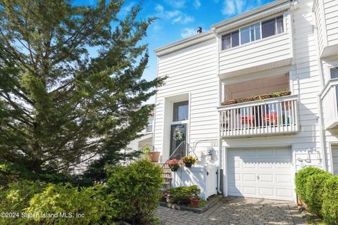 Photo of 26 Hampton Green, Staten Island, NY 10312 (MLS # 2502680)