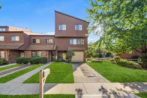 Photo of 164 Stonegate Drive, Staten Island, NY 10304 (MLS # 2506037)