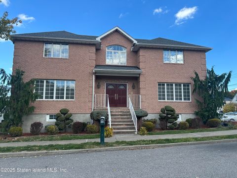 Photo of 18 Dobbs Place, Staten Island, NY 10301 (MLS # 2601469)