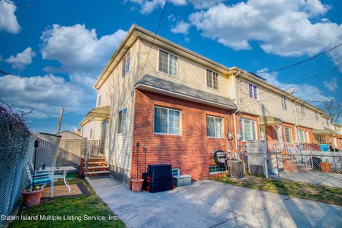 Photo of 41 Susan Court, Staten Island, NY 10304 (MLS # 1160033)