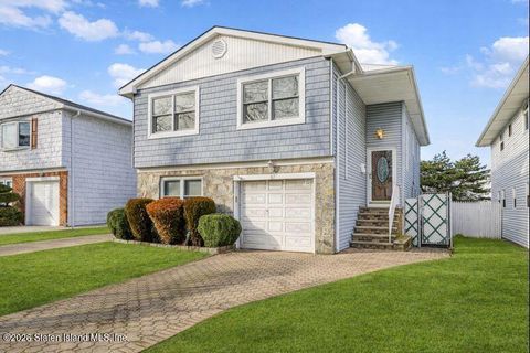 Photo of 67 Genesee Avenue, Staten Island, NY 10308 (MLS # 2600252)