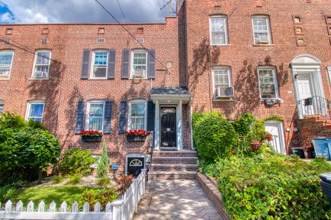 Photo of 123 Pendleton Place, Staten Island, NY 10301 (MLS # 2505086)