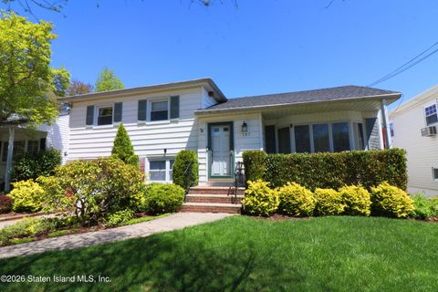 Photo of 197 Chesterton Avenue, Staten Island, NY 10306 (MLS # 2602046)