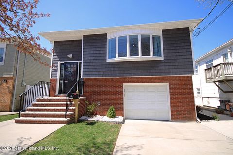 Photo of 656 Craig Avenue, Staten Island, NY 10307 (MLS # 2601986)
