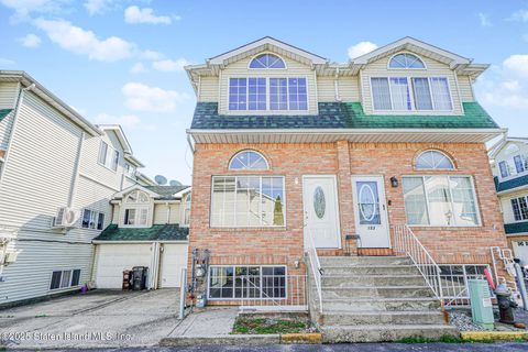 Photo of 155 Woodcutters Lane, Staten Island, NY 10306 (MLS # 2505494)