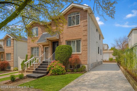 Photo of 29 Diaz Street, Staten Island, NY 10305 (MLS # 2506953)