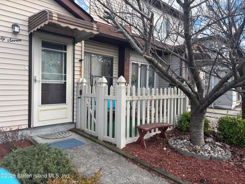 Photo of 27 Linda Avenue, Staten Island, NY 10305 (MLS # 2500036)